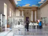 Musée du Louvre - Aile Sully : salle des Bronzes avec sa collection de bronzes antiques et son plafond peint