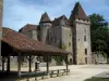 Saint-Jean-de-Côle - Château de la Marthonie et halle du village médiéval