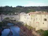 Lagrasse - Pont sur l'Orbieu et maisons de la cité médiévale ; dans les Corbières
