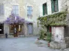 Lagrasse - Fontaine et façades de maisons de la cité médiévale ; dans les Corbières
