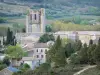 Lagrasse - Vue sur l'abbaye Sainte-Marie d'Orbieu et sa tour-clocher ; dans les Corbières