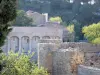 Lagrasse - Remparts en premier plan avec vue sur l'abbaye Sainte-Marie d'Orbieu