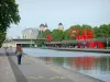 Parc de la Villette - Promenade au bord du canal de l'Ourcq, avec vue sur les Grands Moulins de Pantin