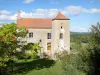 Pierre-Perthuis - Maison du village avec vue sur le paysage verdoyant alentour