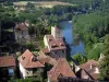 Saint-Cirq-Lapopie - Musée Rignault et maisons du village perché dominant la rivière (le Lot) et les arbres au bord de l'eau, dans la vallée du Lot, en Quercy