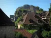 Saint-Cirq-Lapopie - Toits des maisons du village avec vue sur les ruines (vestiges) du château et le rocher de Lapopie, dans la vallée du Lot, en Quercy