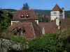 Saint-Cirq-Lapopie - Clocher de l'église et toits des maisons du village, dans la vallée du Lot, en Quercy