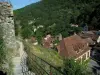 Saint-Cirq-Lapopie - Escalier du rocher de Lapopie avec vue sur les toits des maisons du village, dans la vallée du Lot, en Quercy