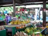 Saint-Denis - Étals de fruits et légumes du Petit Marché