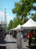Saint-Denis - Rue commerçante du Maréchal Leclerc avec vue sur le minaret de la mosquée Noor-e-Islam