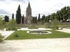 Le nouveau jardin médiéval avec au fond l'église Saint-Pierre