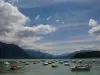Boats on Lake Annecy (© Jmsattonnay)