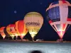 noche hinchazón durante el festival de globos aerostáticos