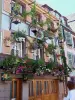 Maison ornée de fleurs dans la rue de Turenne à Colmar