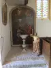 Les fonts baptismaux à l'entrée de l'église