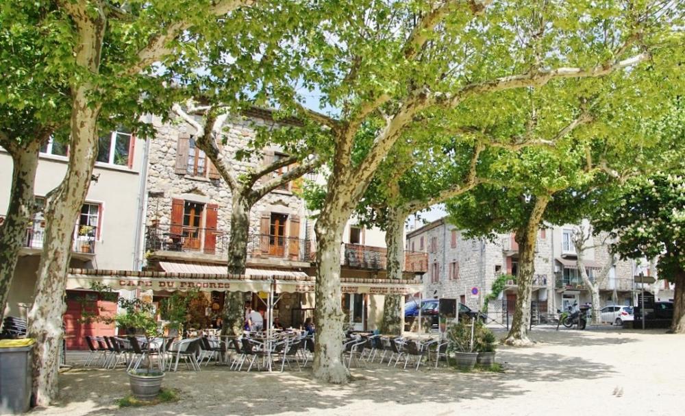Comment Regarder La Place Du Village Photos - Jaujac - Tourisme, Vacances & Week-end