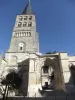 Vue sur le clocher Sainte-Croix et le portail de l'église