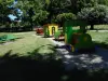 Jeux pour enfants dans le parc arboré