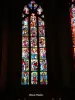 Stained glass window in the choir ( © Jean Espirat )