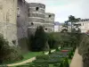 Анжер - Башни феодального замка (средневековая крепость с музеем гобелена), сад (цветники, срезанные кусты), деревья и здания города