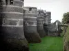 Анжер - Башни феодального замка (средневековая крепость с музеем гобелена), рва и разводного моста