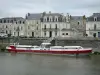 Анжер - Река Мэн с баржей (лодкой) и домами города
