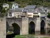 Д'Эстен - Старый готический мост через реку Лот и дома деревни на заднем плане
