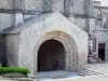 Каун-Минервуа - Бывшее бенедиктинское аббатство: крыльцо церкви аббатства