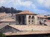 Каун-Минервуа - Колокольня старого бенедиктинского аббатства и крыши средневековой деревни