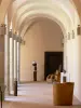 Каун-Минервуа - Бывшее бенедиктинское аббатство: монастырская галерея с художественной выставкой