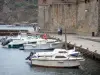 Коллиуре - Порт Коллиур с пришвартованными лодками и прогулка у подножия королевского замка