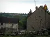 Мутье-д'Аэн - Каменные дома и фонарные столбы