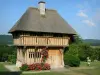 Региональный Природный Парк Петель Нормандской Сены - Ратуша Сен-Сюльпис-де-Гримбувилль, установленная в фахверковом соломенном коттедже (средневековый дом с соломенной крышей); в долине Рисл