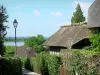 Региональный Природный Парк Петель Нормандской Сены - Долина Сены: коттедж с соломенной крышей в деревне Вье-Порт с видом на Сену (на дороге Шомьер)