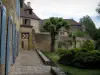 利默伊 - 在Périgord，市政厅的花园和中世纪村庄（中世纪城市）的房子