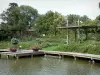 源头的花卉公园 - Miroir Rose Garden：水盆，木码头，玫瑰花丛，藤架和树木