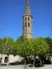 的Marciac - 老奥古斯丁修道院的八角形钟楼和Chevalier d'Antras的地方点缀着梧桐树