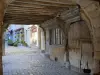 胡桃木 - 中世纪城市的复盖通道和铺砌的小巷