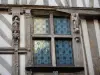 胡桃木 - 装饰旧半木结构房屋正面的窗户和雕塑