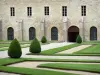 Abbazia di Fontenay - Giardino alla francese e facciata dell'edificio dei monaci