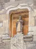 Abbazia di Fontenay - Statua e stemma dell'abbazia sopra il portico d'ingresso