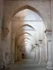 Abbazia di Fontenay - All'interno della chiesa abbaziale: navata