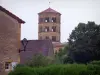 Anzy-le-Duc - Campanile ottagonale della chiesa di Nostra Signora dell'Assunzione di stile dei romani, case del villaggio e gli alberi in Brionnais