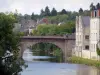 Argenton-sur-Creuse - Brücke überspannend den Fluss Creuse, Bäume und Häuser am Flussufer; im Creuse-Tal