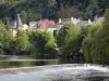 Argenton-sur-Creuse - Häuser, Bäume und Fluss Creuse; im Creuse-Tal