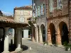 Auvillar - Toskanische Säulen der runden Getreidehalle und Arkadenhäuser des Platzes der Halle