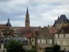 Bergerac - Clocher de l'église Saint-Jacques (à gauche), clocher de l'église Notre-Dame et maisons de la vieille ville avec un ciel orageux, dans la vallée de la Dordogne