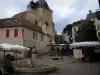 Bergerac - Église Saint-Jacques, maisons, terrasses de restaurants et fontaine de la place Pelissière, dans la vallée de la Dordogne