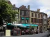 Bergerac - Place du Docteur-Cayla avec ses maisons et ses terrasses de restaurants