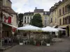 Bergerac - Terrasse de restaurant, fontaine et maisons de la place Pelissière, dans la vallée de la Dordogne